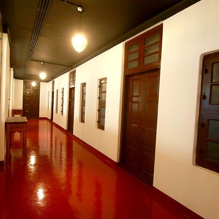 The Metro Pod - Backpackers A/C Dormitory Коччи Экстерьер фото