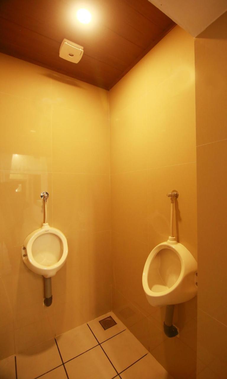 The Metro Pod - Backpackers A/C Dormitory Коччи Экстерьер фото