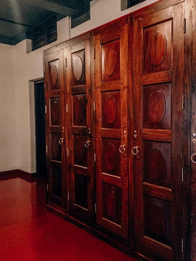 The Metro Pod - Backpackers A/C Dormitory Коччи Экстерьер фото